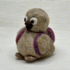 Kleiner Vogel mit rosa Rucksack