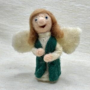 Engel mit weißem Kleid und dunkelgrüner Weste