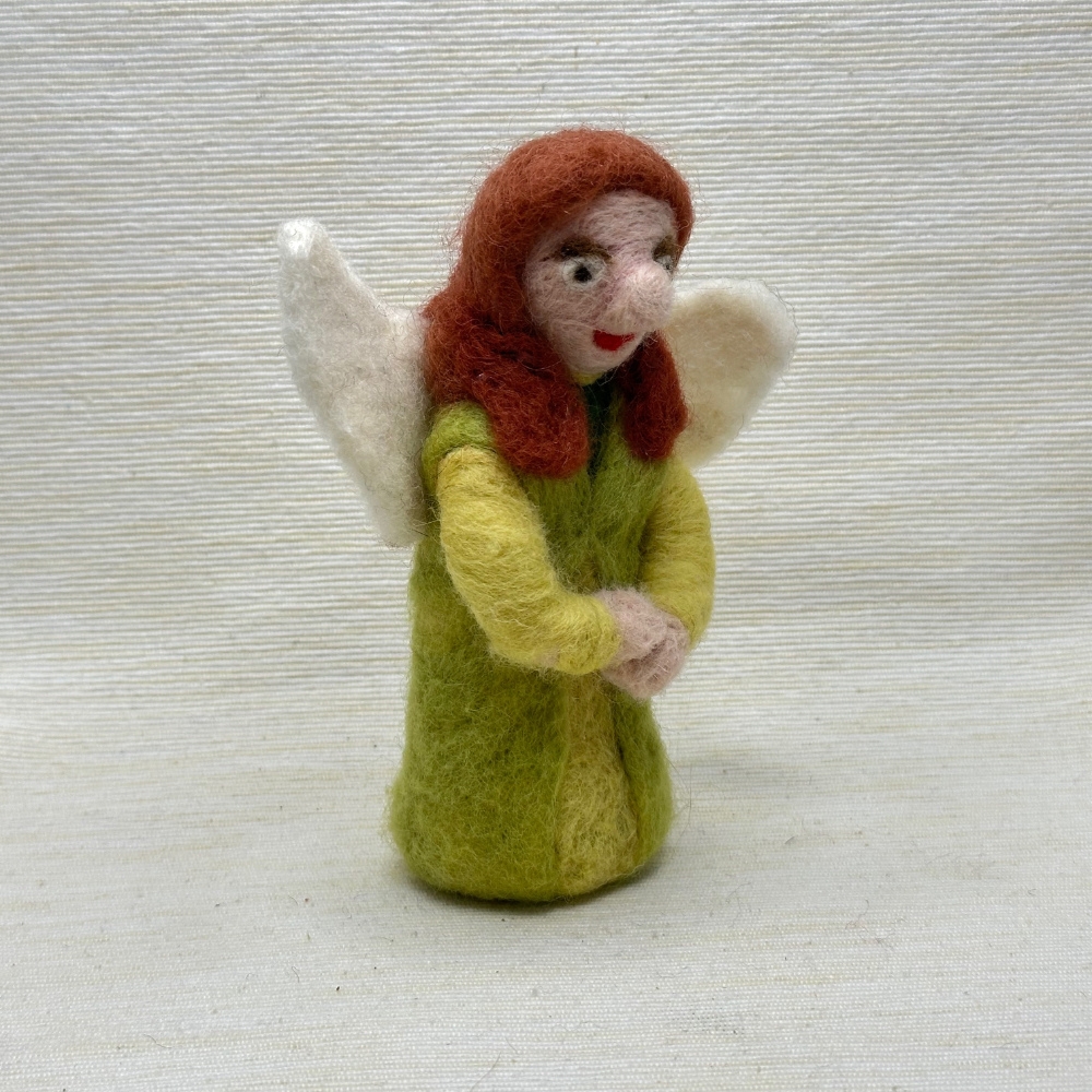 Engel mit gelb-grünem Gewand