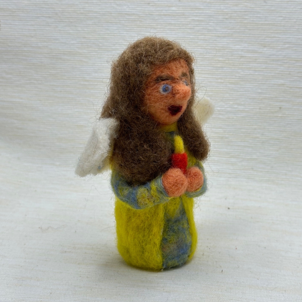 Engel, gelb-meliert mit roter Kerze