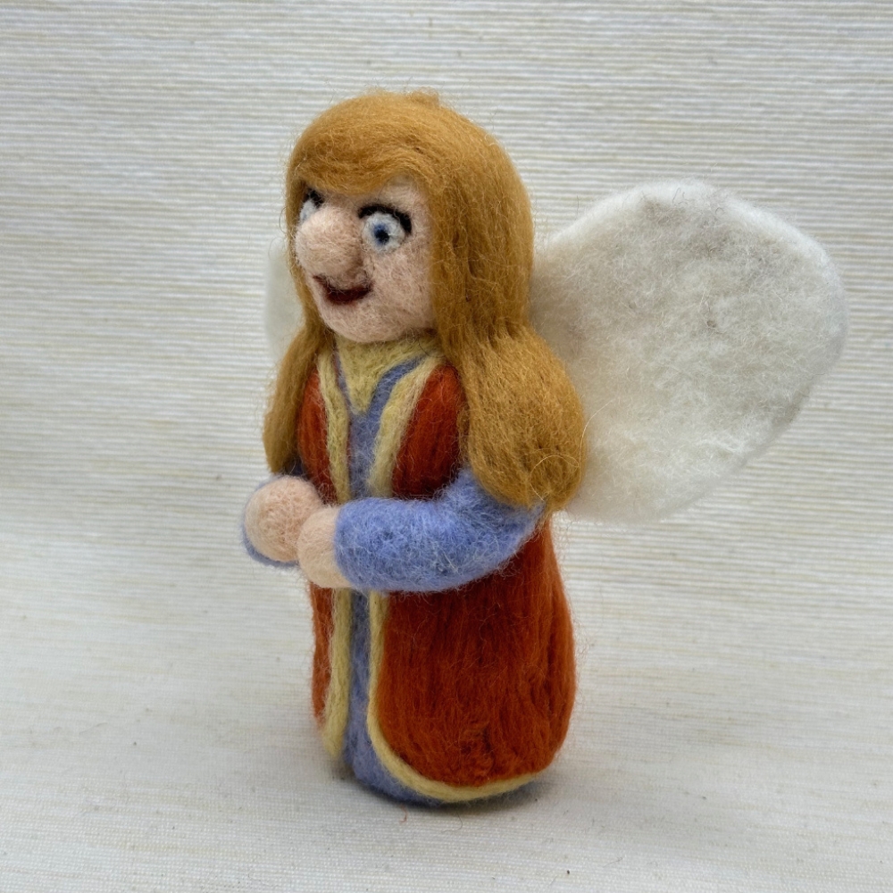 Engel mit blauem Kleid und roter Weste