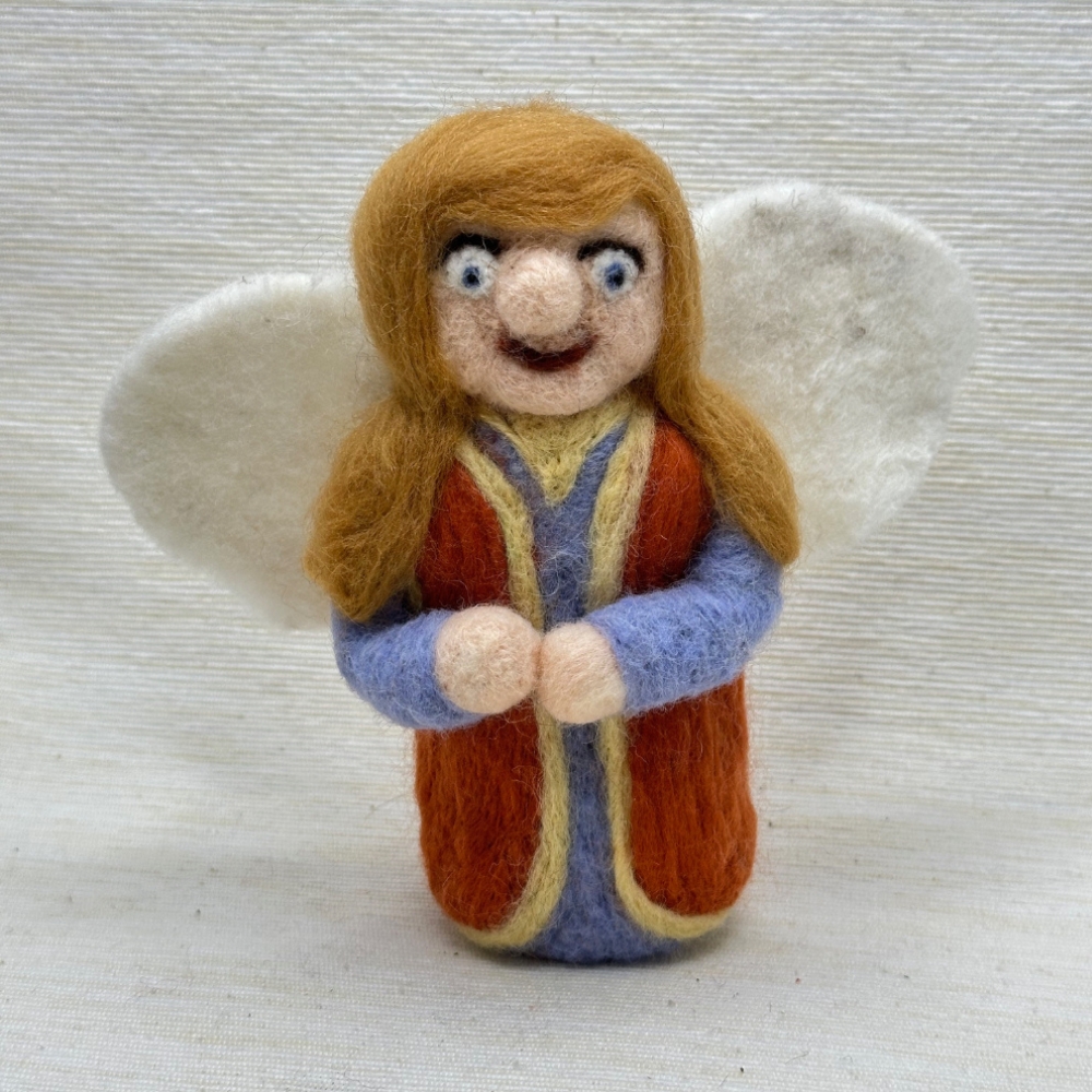 Engel mit blauem Kleid und roter Weste